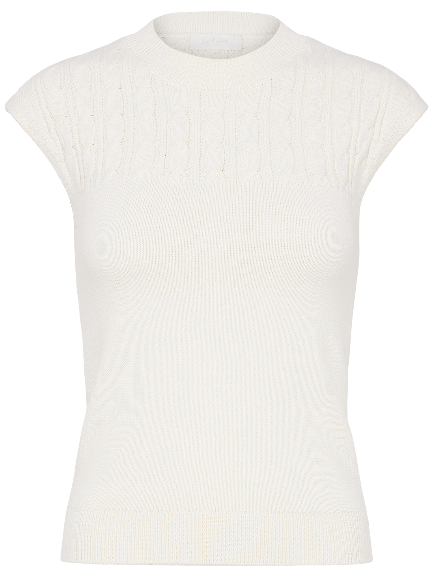 Das Nastasja Top von LeGer by Lena Gercke ist ein schmal geschnittenes, ärmelloses Stricktop in Weiß (Größe 36) mit geripptem Saum, geripptem Halsausschnitt und dezentem Zopfmuster an Brust sowie Schultern.