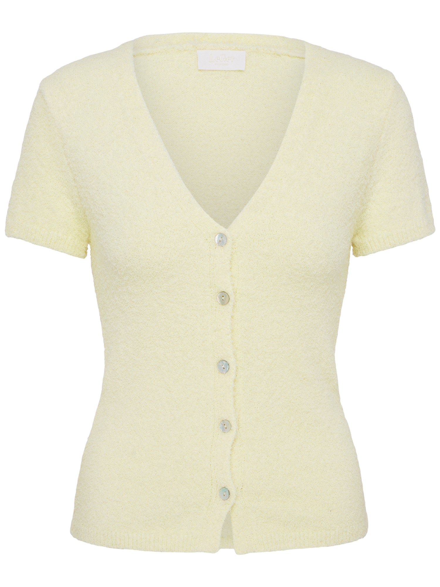 Das Ramona T-Shirt von LeGer by Lena Gercke ist eine hellgelbe, kurzärmelige Strickjacke mit V-Ausschnitt und sechs Knöpfen auf der Vorderseite. Der weiche, strukturierte Stoff ist auf einem einfarbig weißen Hintergrund abgebildet.