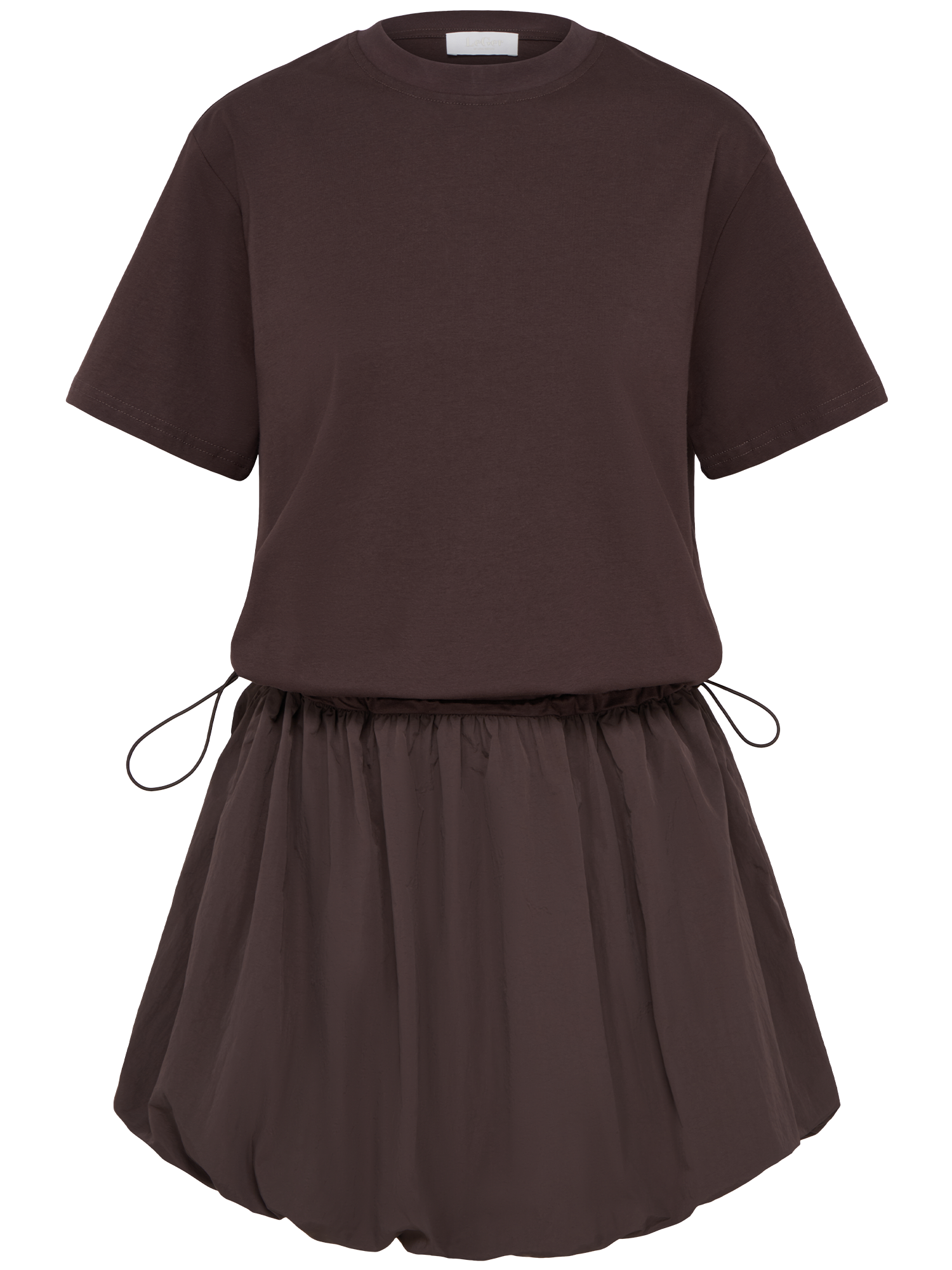 Das Jolanda Dress von LeGer by Lena Gercke ist ein dunkelbraunes, kurzärmeliges Minikleid mit einem T-Shirt-Oberteil, einem gepufften, gerafften Rock und einem Kordelzug in der Taille für eine entspannte Passform.