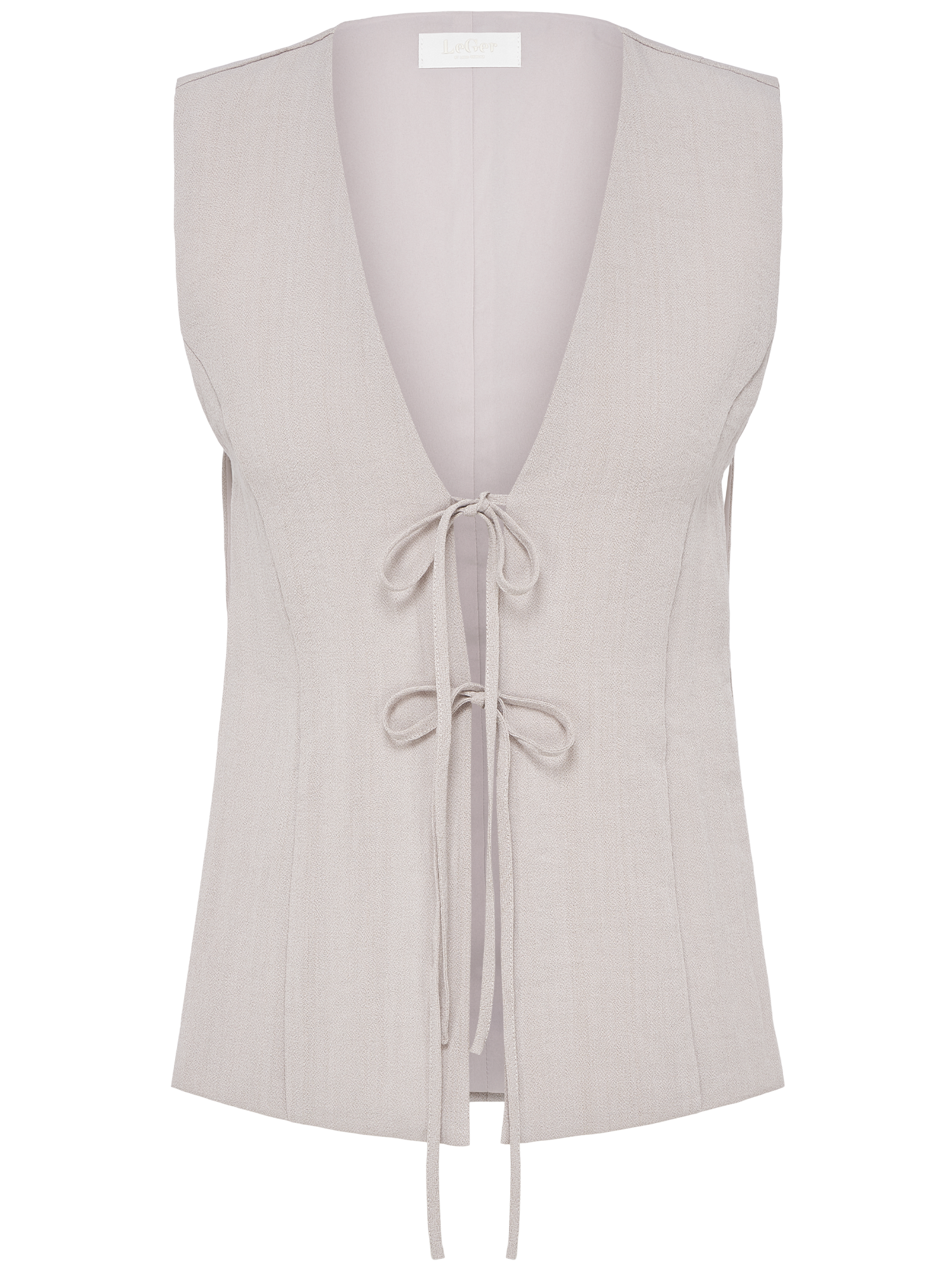 Die Elaina Vest von LeGer by Lena Gercke ist eine ärmellose, hellbeige Leinenweste mit tiefem V-Ausschnitt und zwei Bindeverschlüssen vorne. Sie hat eine normale Passform, eine taillierte Silhouette, keine sichtbaren Knöpfe oder Aufschläge. Das Model ist 1,79m groß und trägt Größe 36.