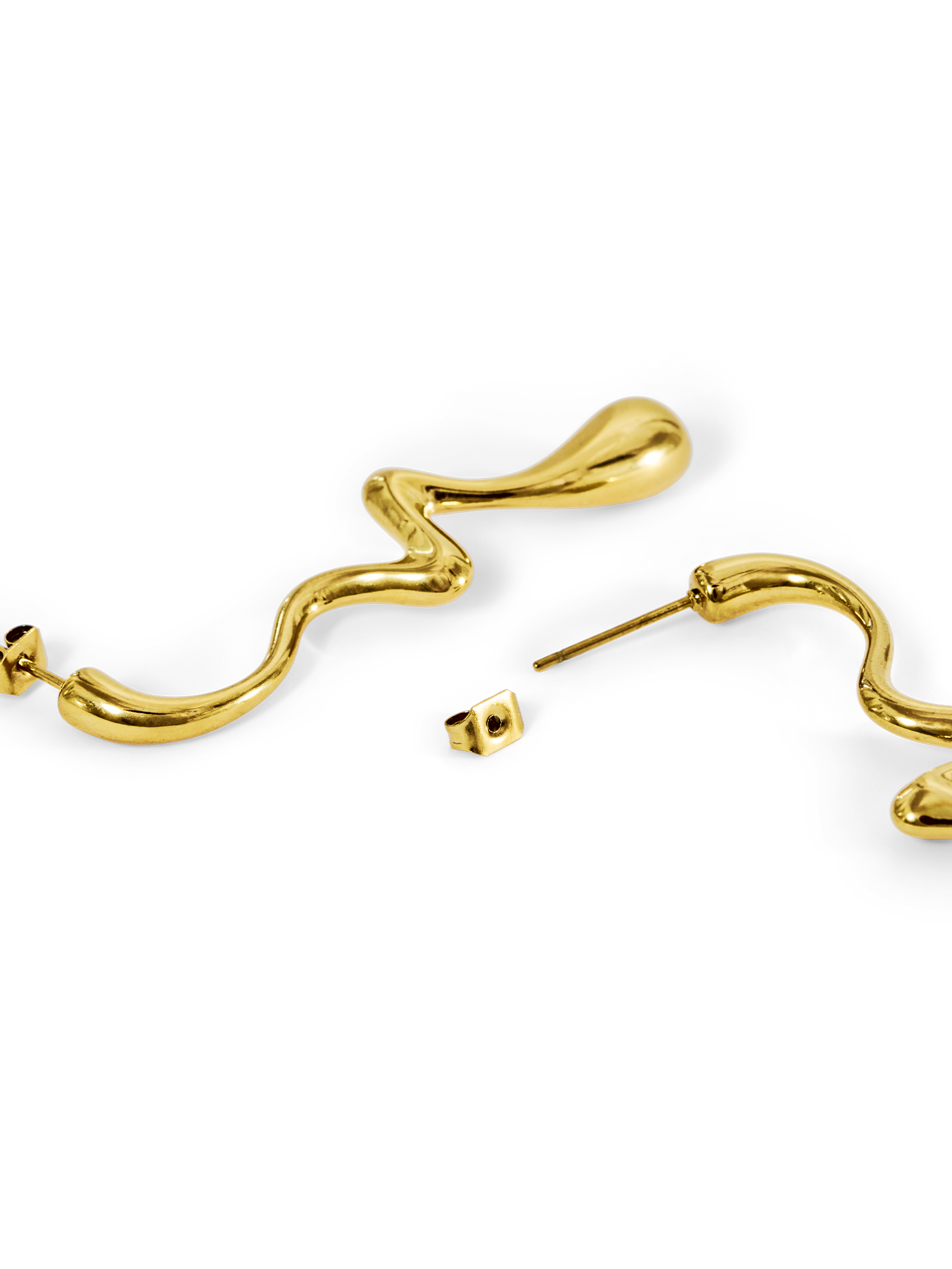 Die wellenförmigen Ohrringe Lino von LeGer by Lena Gercke sind glänzend poliert und mit 18 Karat vergoldet und auf weißem Hintergrund abgebildet. Ein Ohrring ist von seiner Halterung getrennt, die in der Nähe platziert ist.