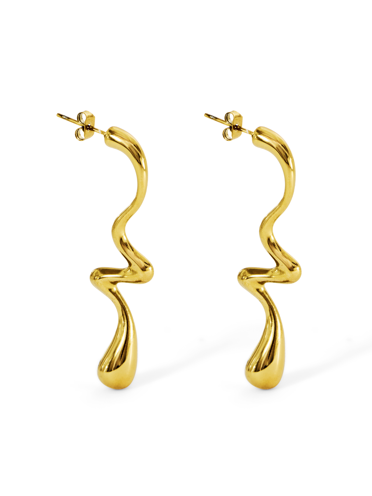 Die Lino-Ohrringe von LeGer by Lena Gercke sind goldene Ohrstecker mit einem wellenförmigen, abstrakten Design und abgerundeten Tropfenenden. Sie sind aus Edelstahl mit 18K-Goldbeschichtung gefertigt und werden vor einem schlichten weißen Hintergrund gezeigt.