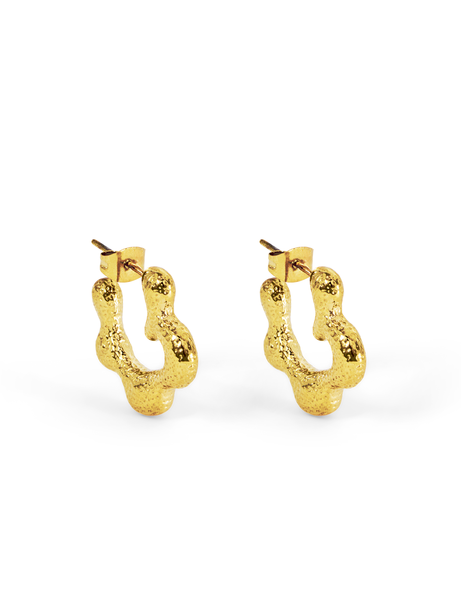 Die Ohrringe Lilli von LeGer by Lena Gercke sind goldene, strukturierte Creolen mit einer unregelmäßigen Blasenform, die aus Edelstahl gefertigt und mit 18 Karat vergoldet sind.