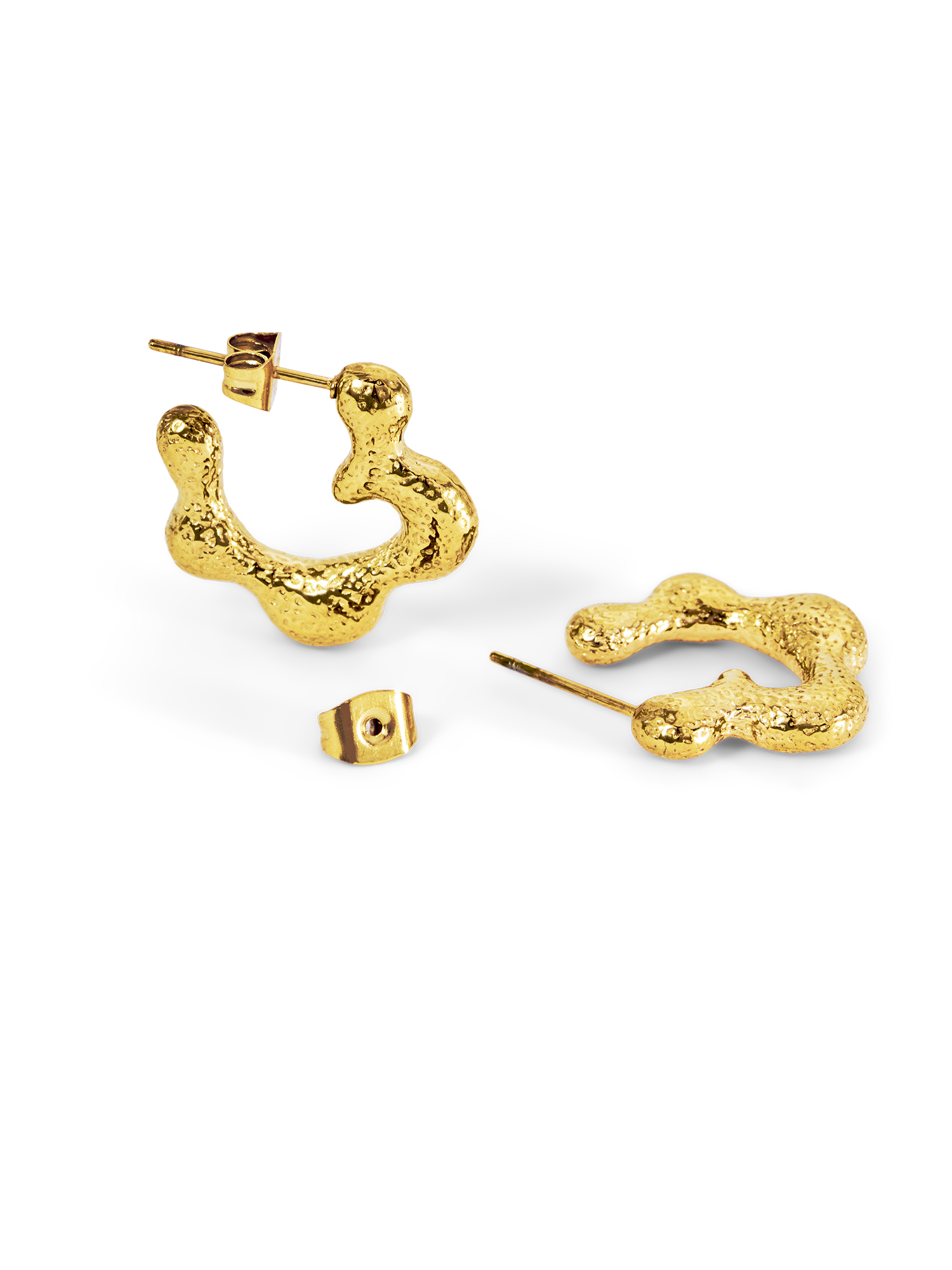 Die Ohrringe Lilli von LeGer by Lena Gercke mit 18-karätiger Goldbeschichtung und Schmetterlingsrücken sind auf weißem Hintergrund abgebildet - einer liegt flach, der andere steht aufrecht, was ihre einzigartige strukturierte, unregelmäßige Form hervorhebt.