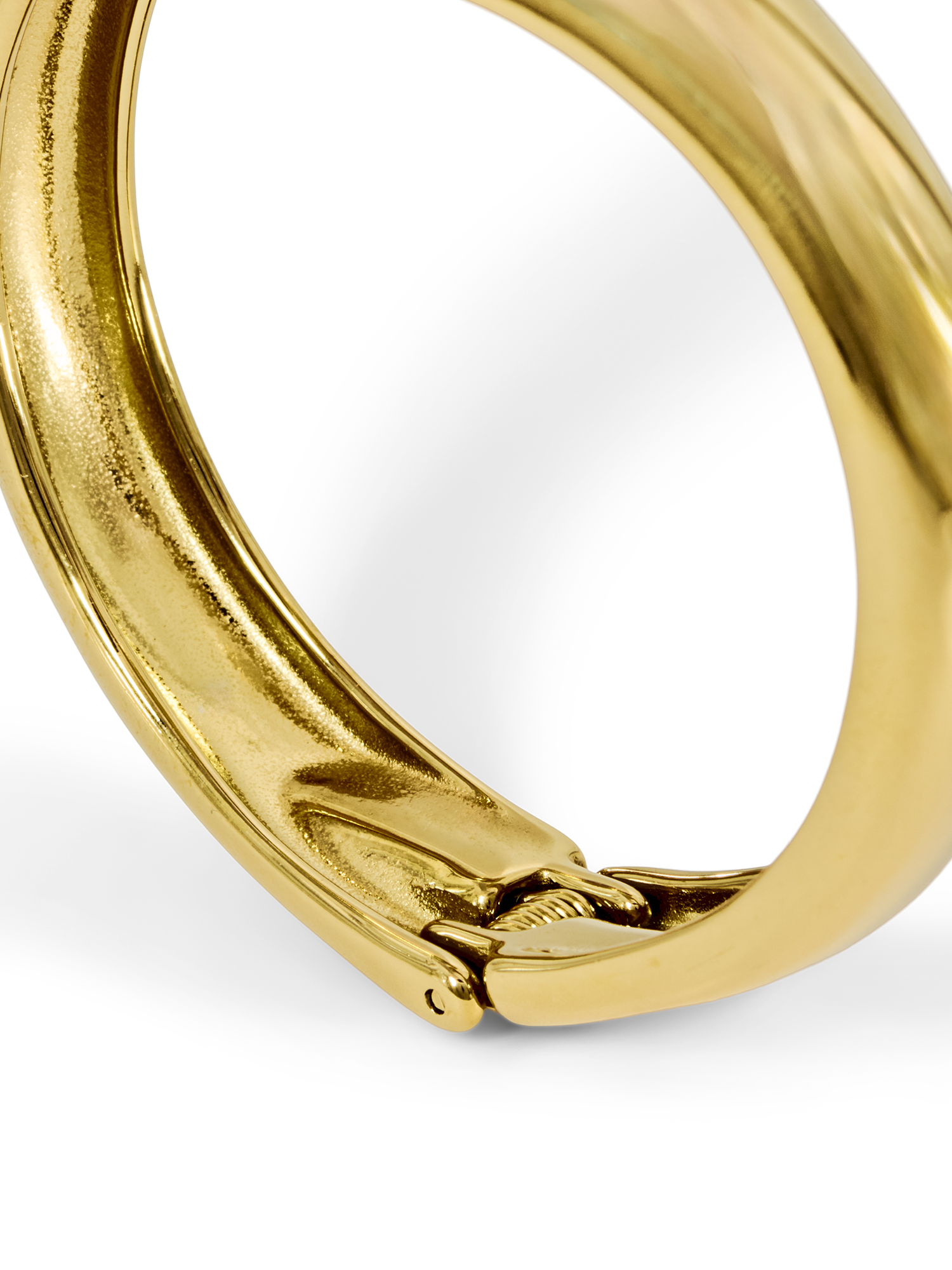 Nahaufnahme des Valentine Cuff Creolenohrrings von LeGer by Lena Gercke mit einer glänzend polierten 18-karätigen Goldbeschichtung und einem Scharnierverschluss aus Edelstahl, der vor einem schlichten weißen Hintergrund präsentiert wird.