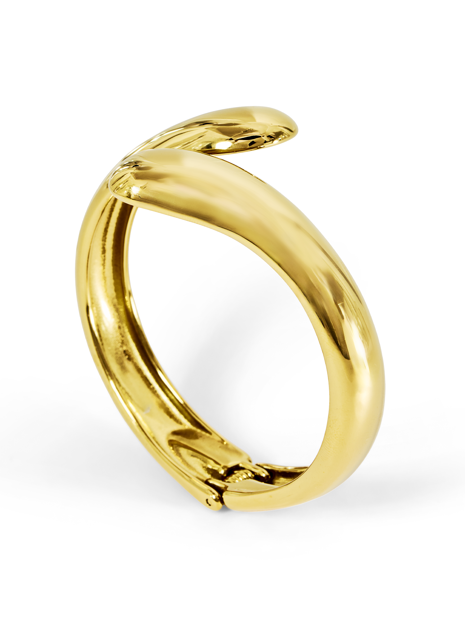 Der Valentine Cuff von LeGer by Lena Gercke ist ein glänzender, offener Ring aus poliertem Edelstahl mit 18-karätiger Vergoldung und einem modernen Design - ein Ende überlappt elegant das andere, präsentiert auf einem schlichten weißen Hintergrund.