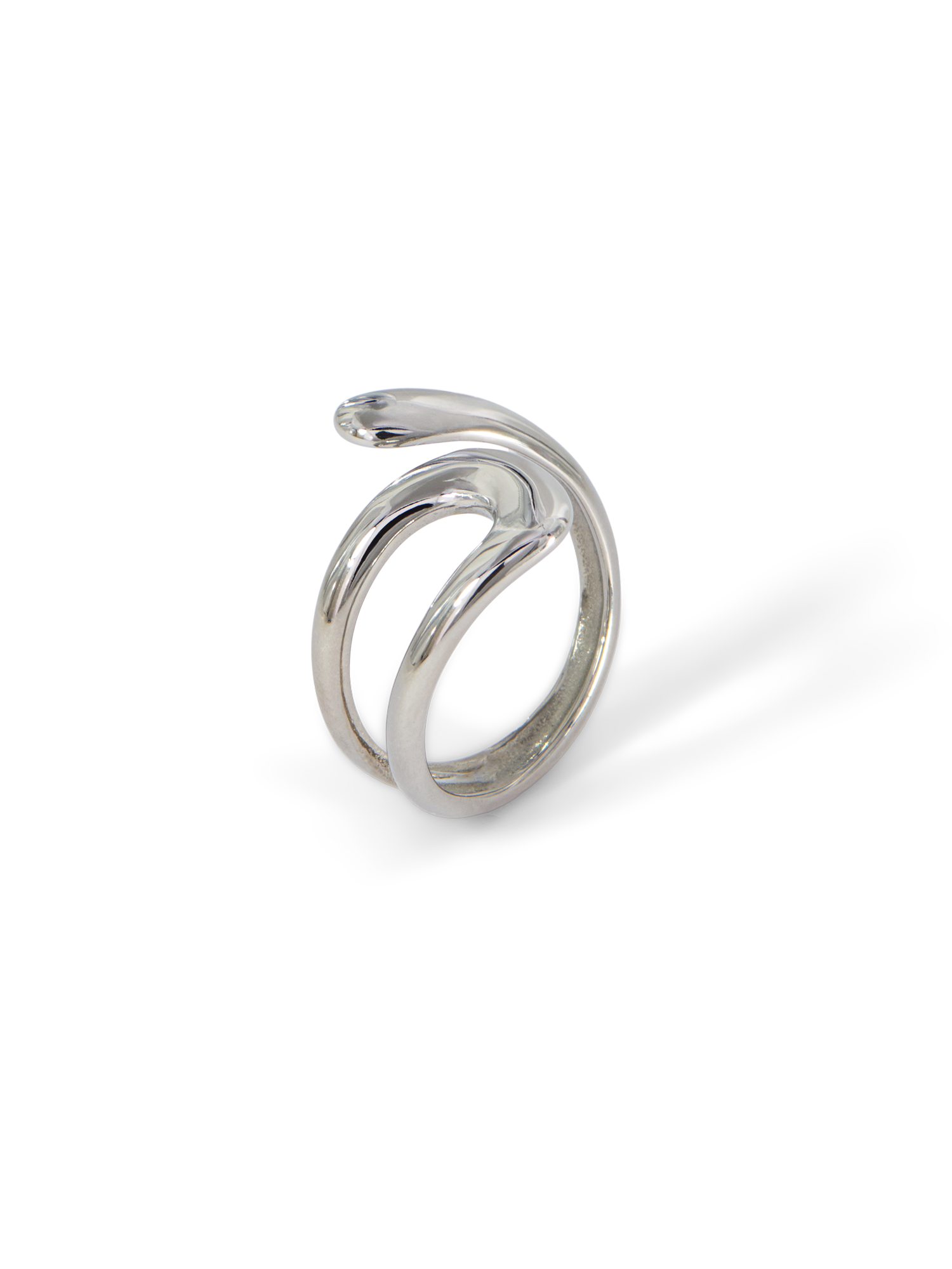 Der Ring Lina von LeGer by Lena Gercke ist ein silberner Edelstahlring mit einem modernen, abstrakten Design aus zwei ineinander verschlungenen, geschwungenen Bändern, die auf einem weißen Hintergrund mit einem dezenten Schatten dargestellt sind.