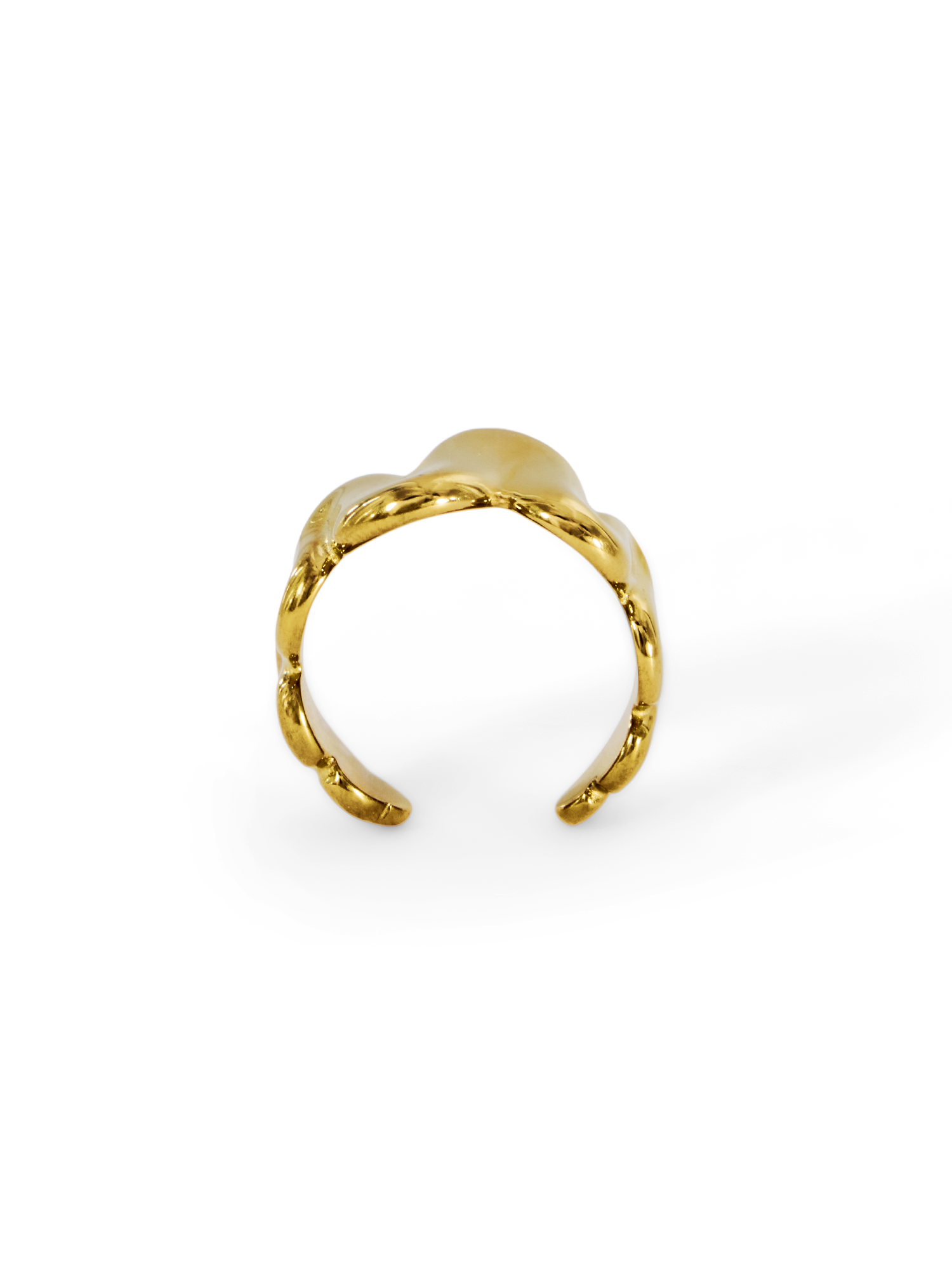 Der Ring Paula von LeGer by Lena Gercke ist ein offener goldener Manschettenring mit einem gedrehten, strukturierten Design. Er ist aus poliertem Edelstahl gefertigt und mit einer 18-karätigen Goldauflage versehen, die auf einem schlichten weißen Hintergrund abgebildet ist.