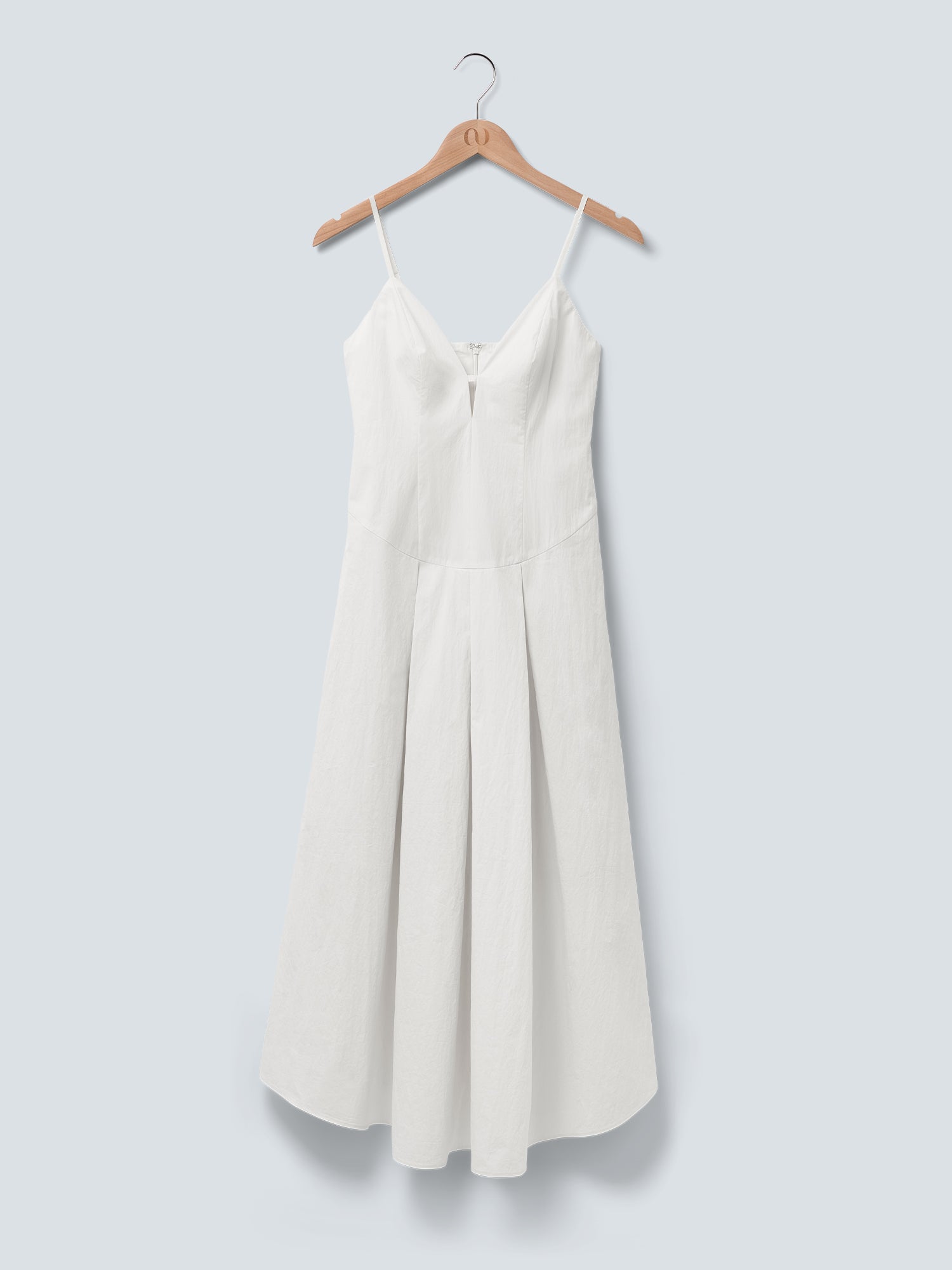 Das Kleid „Jella“ von LeGer by Lena Gercke ist ein weißes, ärmelloses, knöchellanges, elegantes Kleid mit dünnen Spaghettiträgern und einem ausgestellten Rock, das auf einem Holzkleiderbügel vor einem hellgrauen Hintergrund abgebildet ist.