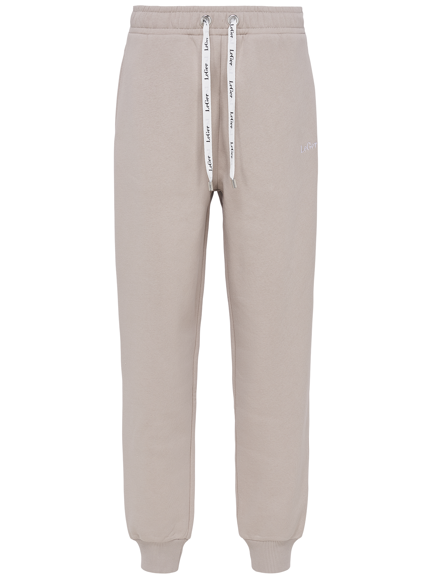 Die „Nela“-Hose von LeGer by Lena Gercke ist eine beige Jogginghose mit elastischem Bund, Kordelzügen mit dezentem Schriftzug, praktischen Seitentaschen und gerippten Bündchen an den Knöcheln. Dank ihrer modernen Silhouette lassen sie sich vielseitig kombinieren. Präsentiert vor einem schlichten weißen Hintergrund.