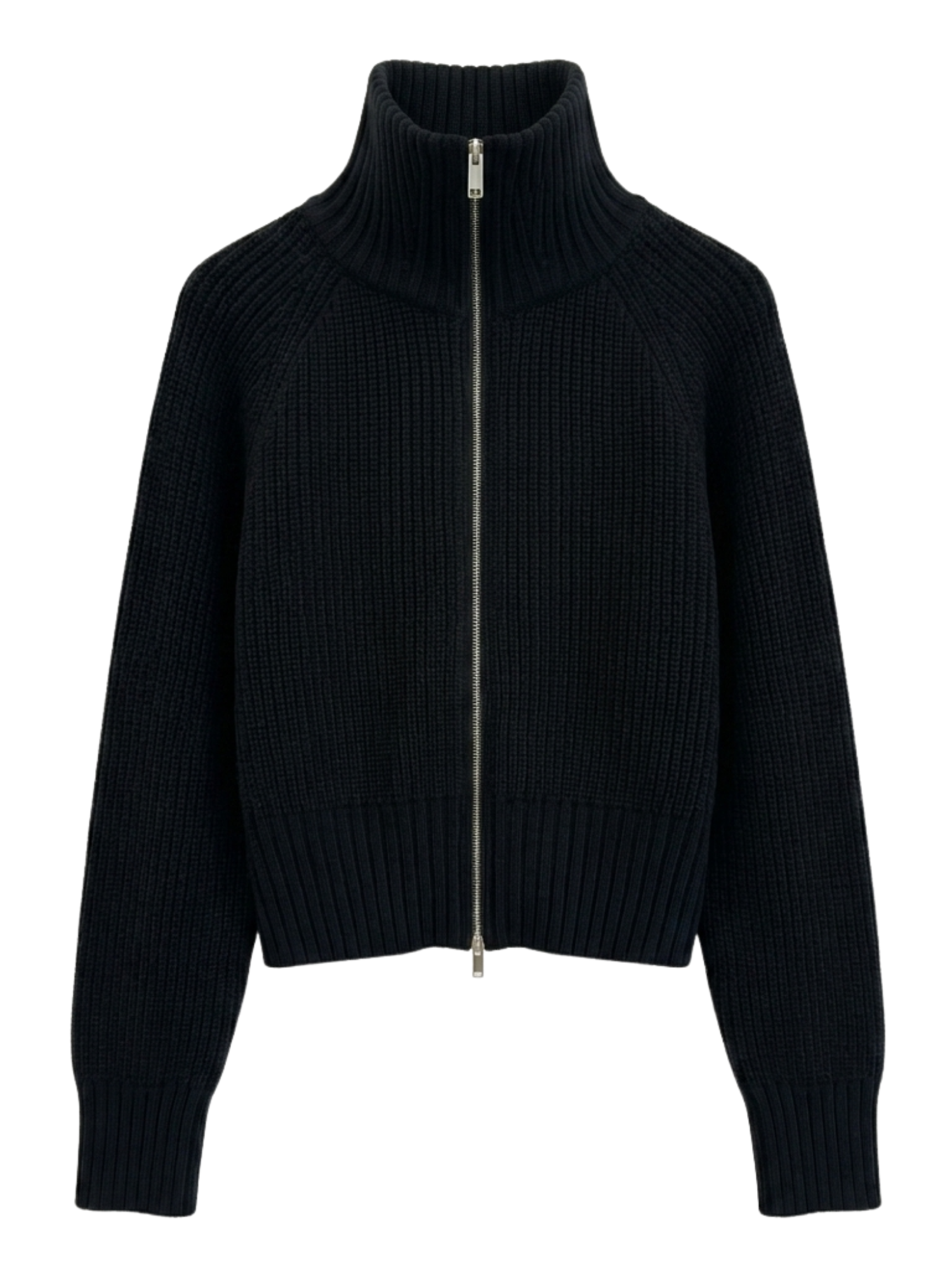 Wir präsentieren den Pullover „Nala“ von LeGer by Lena Gercke: ein schwarzer, gerippter Strickpullover mit Reißverschluss, hohem Kragen, langen Ärmeln und einem silbernen Reißverschluss auf der Vorderseite. Dieser Strickpullover besticht durch eine verkürzte Passform und eine markante Struktur und bietet eine entspannte Passform für mühelosen Tragekomfort und Stil.