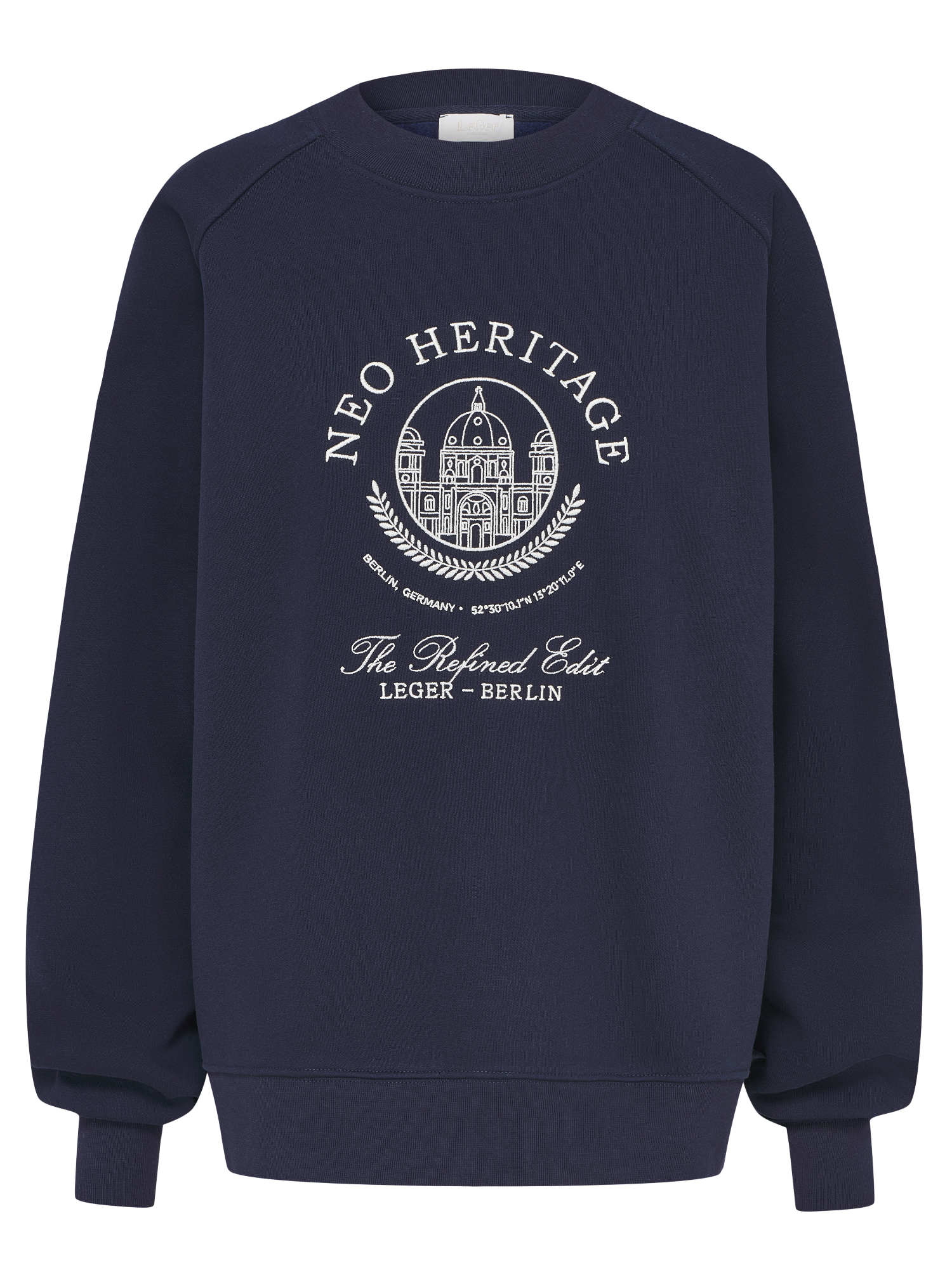 Der Pullover „Bettina“ von LeGer by Lena Gercke ist ein marineblaues Damen-Sweatshirt mit weißen Aufdrucken – „NEO HERITAGE“, „The Refined Edit“ und „LEGER – BERLIN“ – sowie einer Illustration eines Gebäudes, das von dekorativen Lorbeerblättern umrahmt ist. Dieser Sweater im lässigen Stil bietet eine lockere Passform für einen ungezwungenen Look und hohen Tragekomfort.