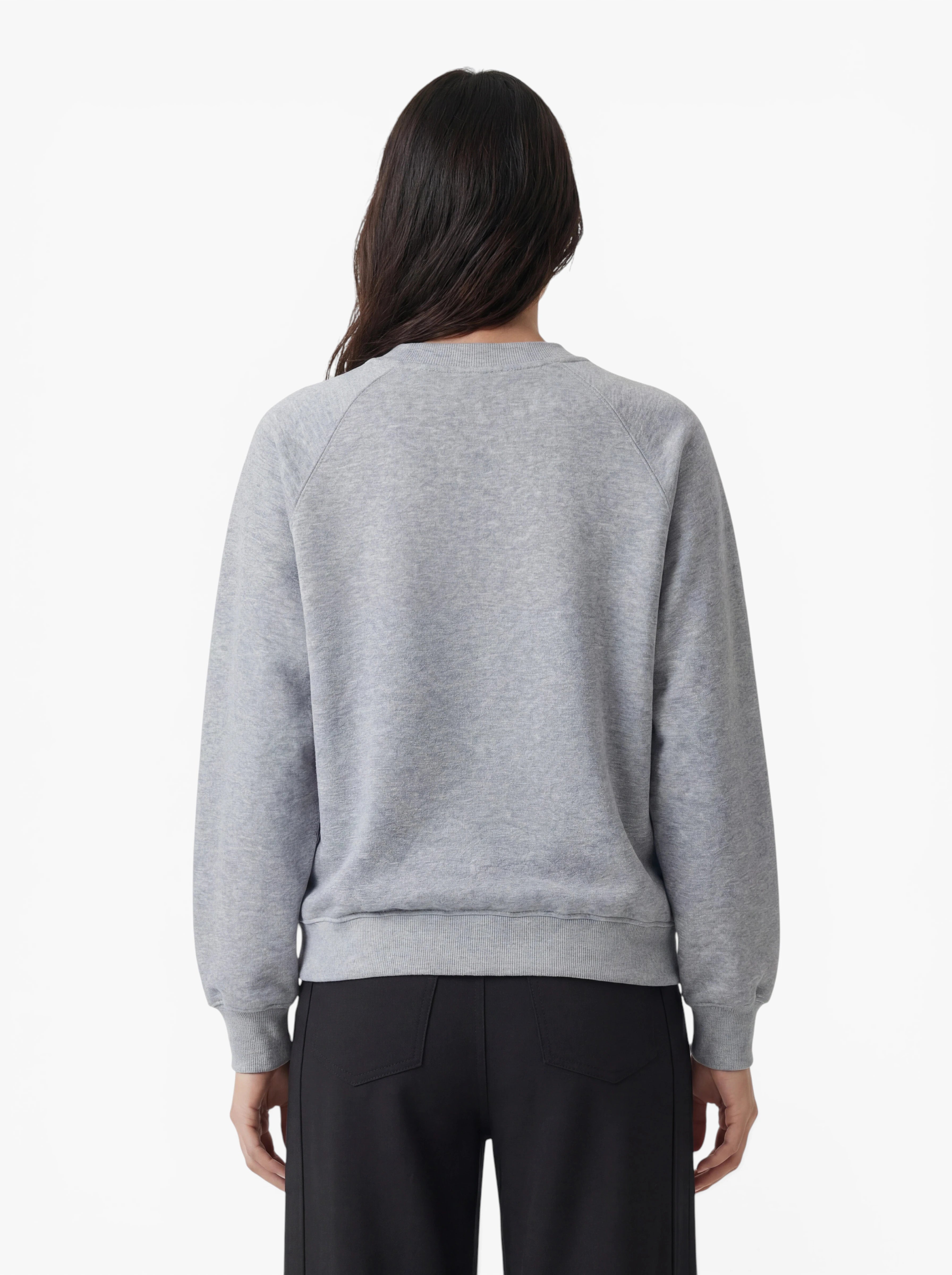 Eine Person mit langen, dunklen Haaren, von hinten gesehen, trägt einen hellgrauen „Bettina“-Pullover von LeGer by Lena Gercke und eine schwarze Hose vor einem schlichten weißen Hintergrund.