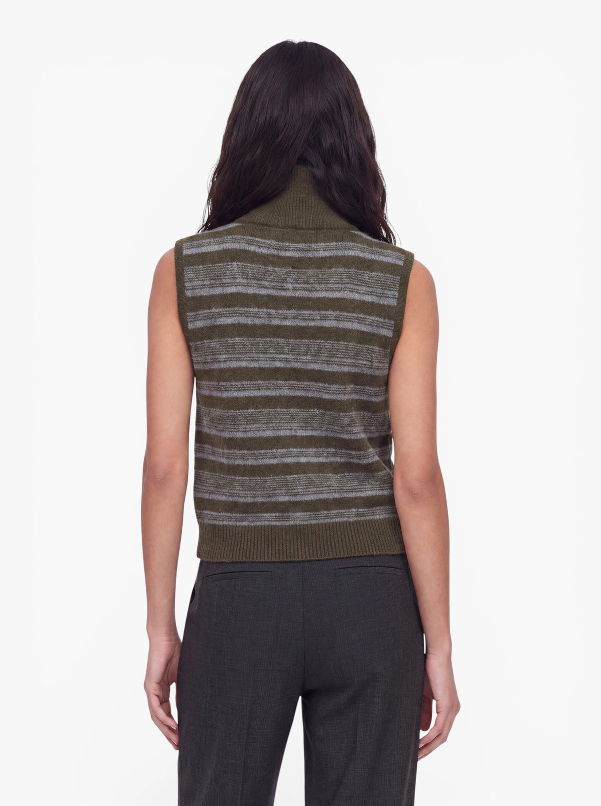 Eine Person mit langen, dunklen Haaren, die von hinten vor einem schlichten weißen Hintergrund zu sehen ist, trägt die Weste „Nadia“ von LeGer by Lena Gercke – einen ärmellosen, hochgeschlossenen Pullover mit grünen und grauen Streifen – sowie eine dunkle Hose.
