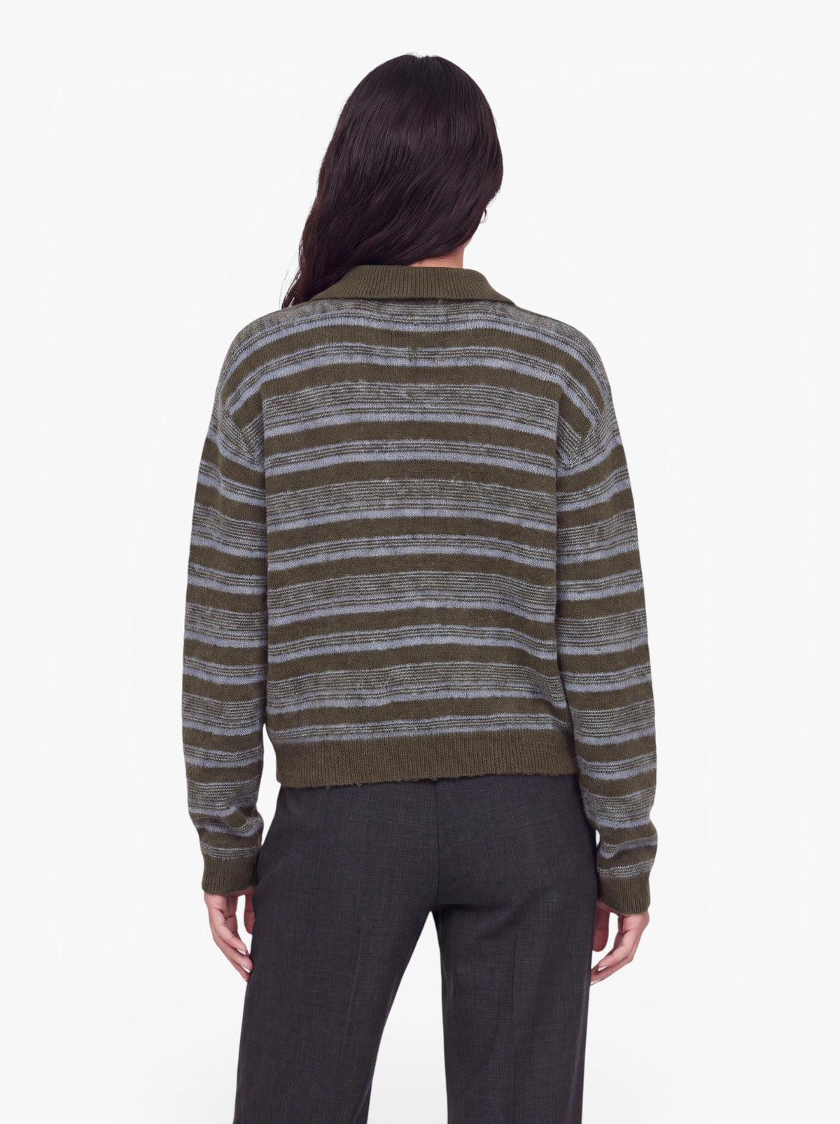 Eine Person steht mit dem Rücken zur Kamera und präsentiert den Pullover „Delia“ von LeGer by Lena Gercke – einen grau und olivgrün horizontal gestreiften Pullover mit olivgrünen Streifen und einem klassischen Hemdkragen –, kombiniert mit einer dunklen Hose, vor einem schlichten weißen Hintergrund.