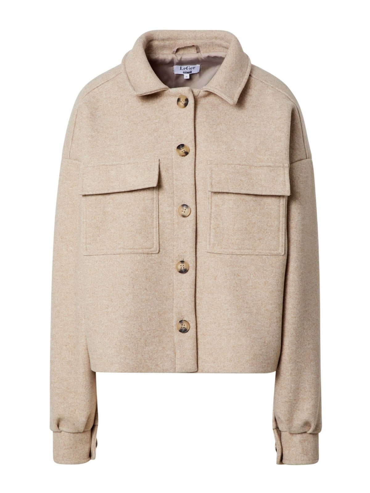 Die Jacke „Eva“ von LeGer by Lena Gercke ist ein beiges Modell aus einem Wollmischgewebe mit langen Ärmeln, einer Knopfleiste vorne, zwei Brusttaschen mit Patte, einem spitzen Kragen und geknöpften Ärmelbündchen. Das Design ist minimalistisch und leicht verkürzt.